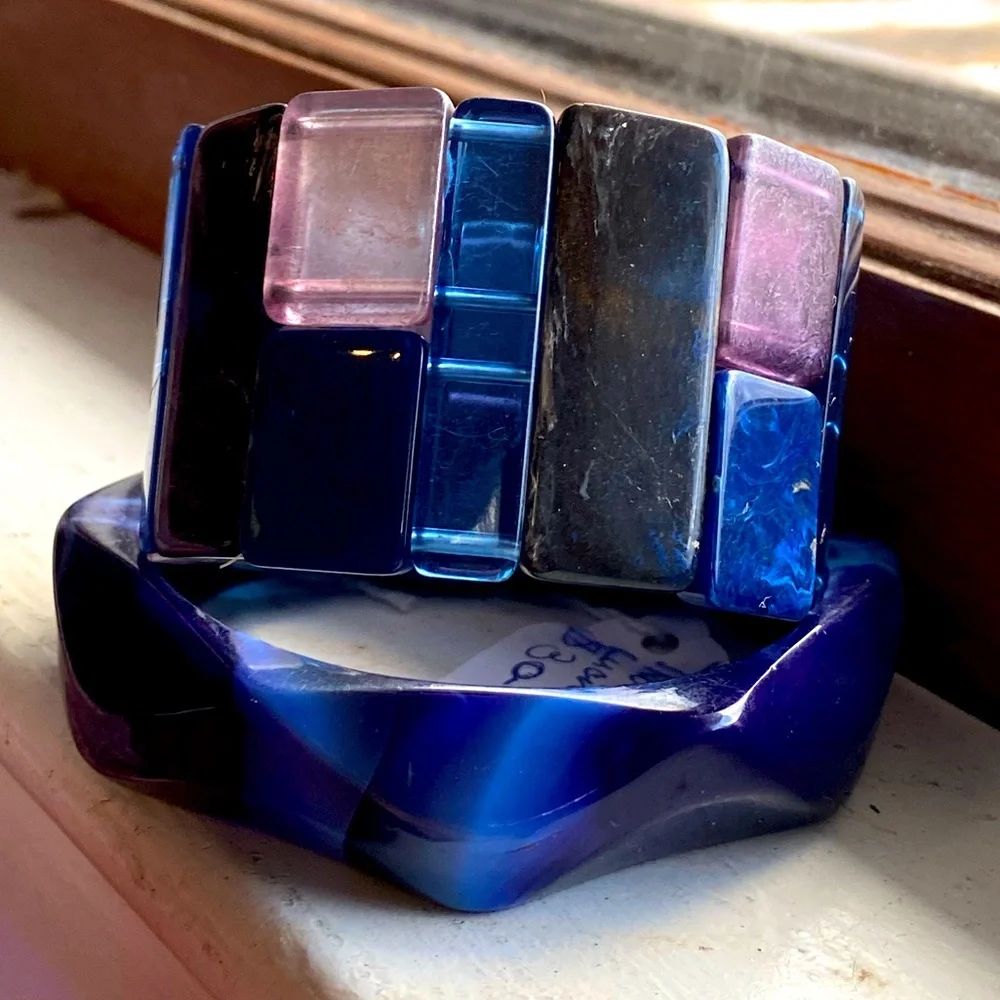 Two VTG lucite bracelets,blue marble geo carved bangle,stretch tile blue pink - Picture 2 of 11